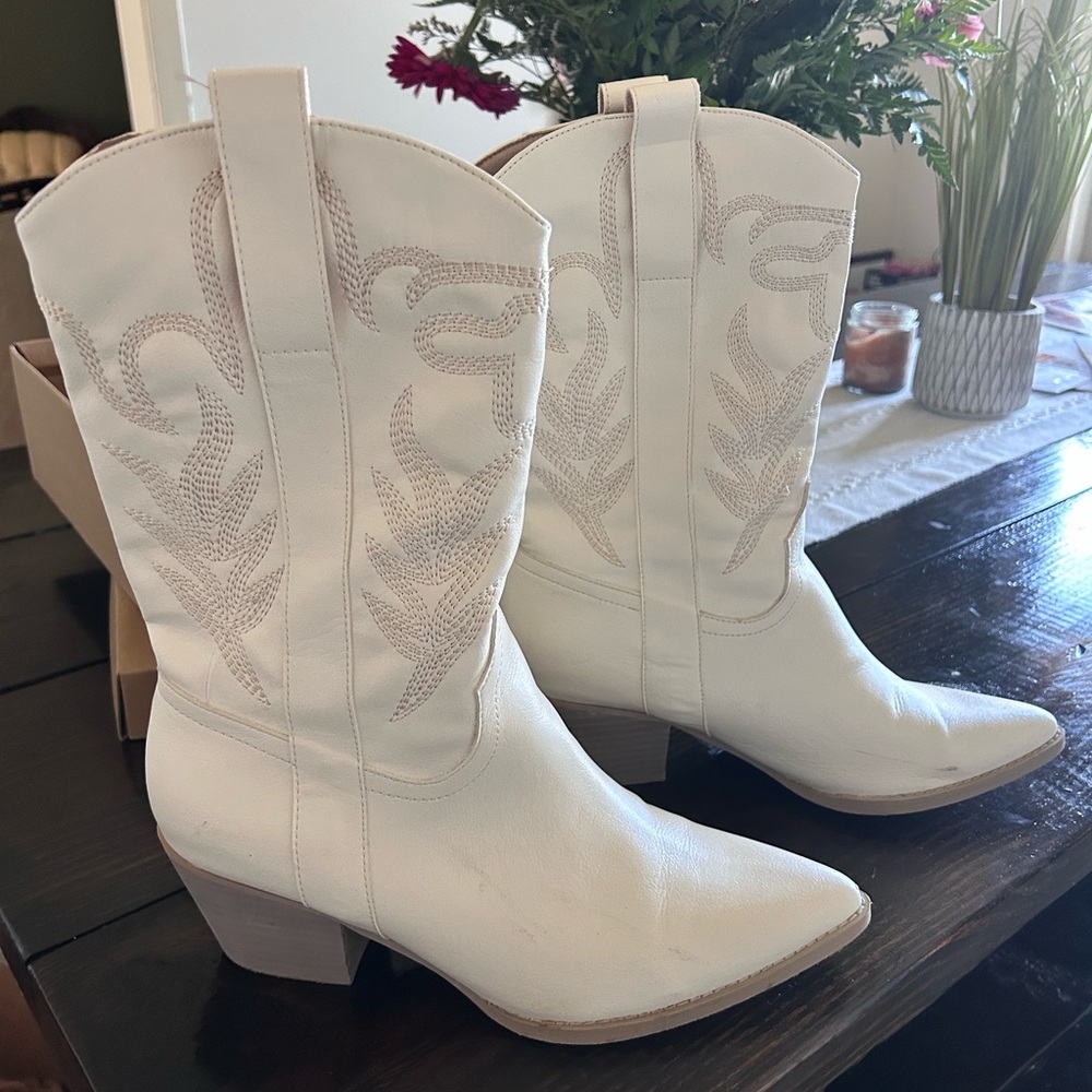 Oasis Society-White Boots.